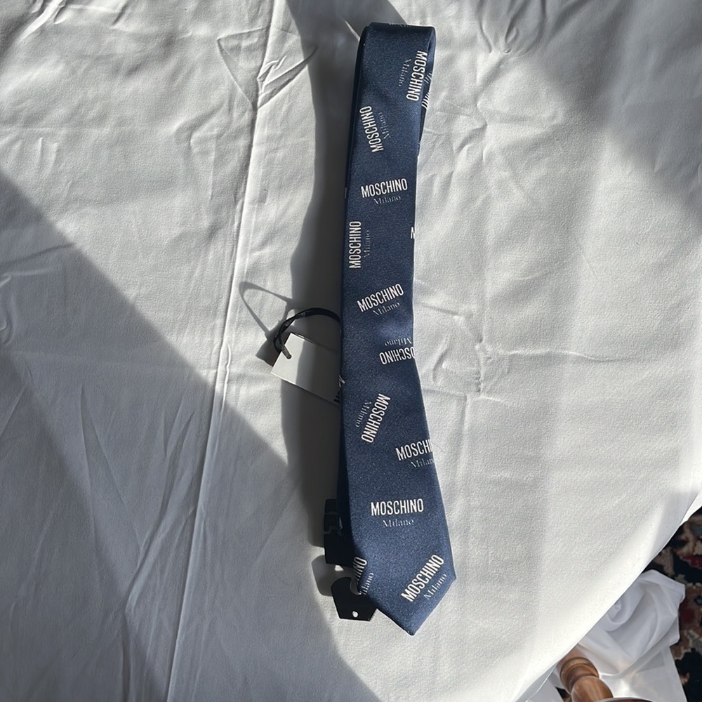 $125 Moschino Navy Moschino Milano Print Silk Tie NWT - Picture 3 of 7